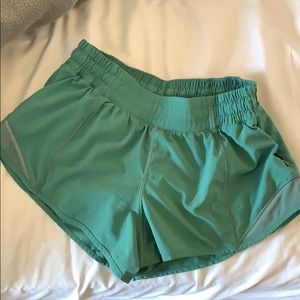 lululemon hotty hot shorts size 6 2.5 inch